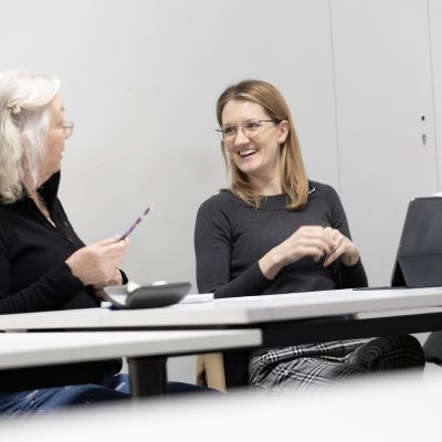 Two participants talking in classroom